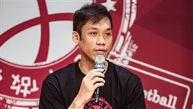 回饋基層籃球　黃金世代球星做公益為回饋基層籃球，「籃球博士」鄭志龍與5名黃金世代球員創立「純粹做好事」，希望能透過自身專業能力以及社會影響力，幫助有潛力、熱愛籃球運動的小球員，林志傑（圖）也會針對球員態度適時機會教育。（展逸國際提供）中央社記者黃巧雯傳真　109年11月23日