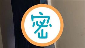 窗外驚見一名「五官扭曲的修女」正緊盯屋內。（圖／翻攝自推特/theachanel0）