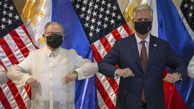 美國安顧問歐布萊恩訪菲贈5億元裝備　盼延軍隊互訪協定（圖／美聯社／達志影像）