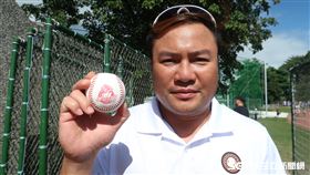 鄭達鴻捐出印有自己頻道標誌的練習球。（圖／記者王怡翔攝影）