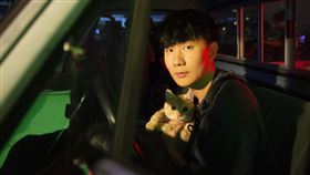 林俊傑被橘貓馴服。（圖／華納提供）