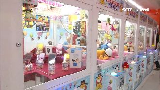 擾亂電眼取物　夾娃娃機台主怒罵教練