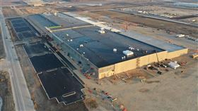 彭博23日引述知情人士報導，鴻海科技集團已取得Google的伺服器合約，計畫在旗下威斯康辛州面板廠組裝伺服器元件。圖為鴻海威州廠區施工情形。（圖取自鴻海集團網頁www.honhai.com）