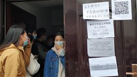 蛋殼公寓資金斷鏈  租戶維權中國長租公寓2020年集中出現資金斷鏈狀況。圖為維權租戶聚集在蛋殼公寓上海一處服務點。中央社記者張淑伶上海攝  109年11月23日