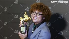 第57屆金馬獎納豆紅內褲加持搶男配！秀「女友繡字褲頭」「納豆得金馬」字樣閃爆。（記者邱榮吉、楊澍攝影）