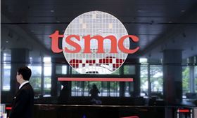 晶圓代工廠台積電今年營收可望達454.2億美元，將僅次於三星及英特爾，居全球第3大半導體廠。（中央社檔案照片）