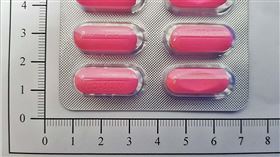 主要用於風濕性關節炎的「快特止痛膜衣錠600毫克 」因委託製造廠同主成分、包裝規格之藥品安定性試驗結果不符合原核准規格，故自主預防性回收。（圖／食藥署提供）