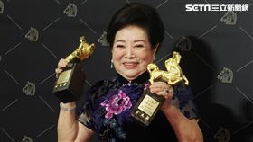 第57屆金馬獎陳淑芳奪最佳女主角、女配角獎雙料大獎。（記者邱榮吉、楊澍攝影）