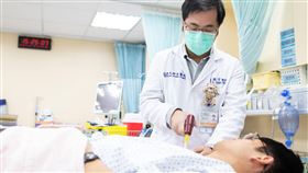 東元醫院,女童,急診科主治醫師簡振宇為到院前心肺功能停止(OHCA)患者，於肩膀處的肱骨頭執行電動骨針示意圖,心臟病,急診室