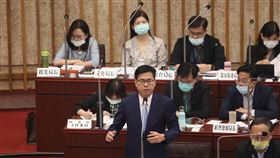 拚產業轉型　陳其邁：高市要成立智慧城市委員會高雄市長陳其邁（前中）24日表示，要先成立「智慧城市推動委員會」，加速智慧城市的推動工作，努力讓高雄產業轉型。中央社記者王淑芬攝　109年11月24日