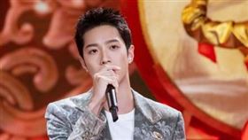 賴冠霖唱《龍的傳人》，圖／翻攝自微博