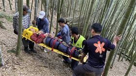 林姓婦人被巨石壓到，以致雙腿骨折。（圖／翻攝自畫面）