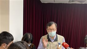 對於武肺疫苗透過COVAX能買到多少劑量，指揮中心莊人祥今表示，約可買到台灣2300萬人口數的至少1成。若以武肺疫苗1次接種2劑計算，我國約至少可買到460劑。（圖／記者簡浩正攝影）