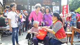 華山基金會助101歲人瑞回娘家嘉義101歲人瑞鄭閩（坐輪椅者）日前向華山基金會志工表示想回六腳鄉潭仔墘娘家「用九柑仔店」附近看看，她24日完成心願，與親朋好友齊聚「用九柑仔店」話家常。中央社記者蔡智明攝　109年11月24日