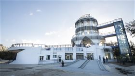 南寮旅服中心大變身　提供更優質休憩空間新竹市南寮旅服中心以藍白色調為主，圓柱狀的樓層外觀就像南寮漁港的地標，此次市府進行電梯、哺育室、更衣間、無障礙與親子廁所等空間改善，讓旅服中心成為新竹漁人碼頭最好的休憩場所。（新竹市政府提供）中央社記者郭宣(文三)傳真　109年11月24日