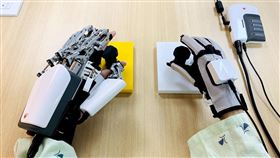 機器人助力 中風病人手功能復健再升級！(圖／桃園長庚紀念醫院提供)