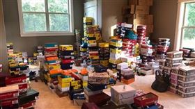 凱芮將整間鞋店的鞋子全部買回家。（圖／翻攝自Carrie Jernigan臉書）