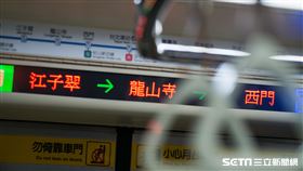 捷運車廂/龍山寺/江子翠(記者陳弋攝影)