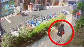 男嬰,醉女,強抱,嬰兒車(翻攝畫面)