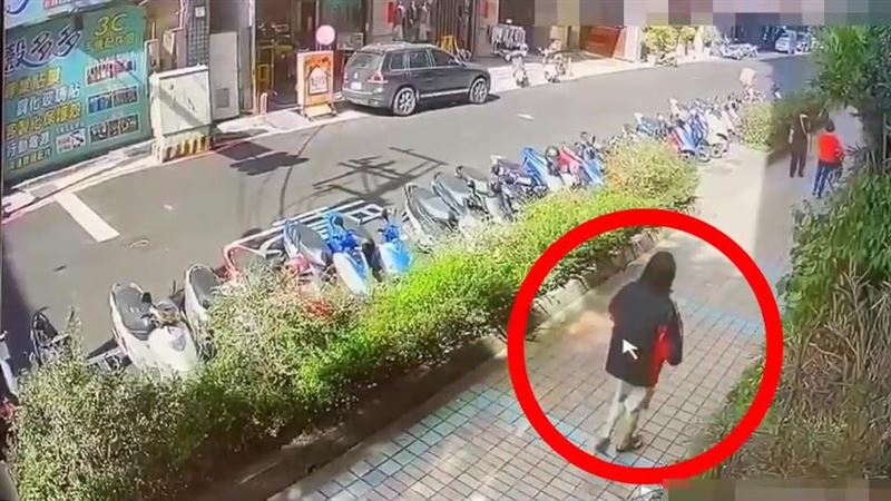醉女欲強抱男嬰！嬤彎腰護嬰兒車