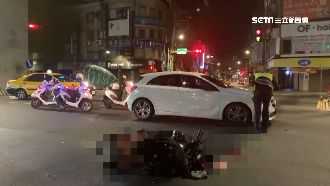 機車闖紅燈遭撞　情侶摔車倒地送醫