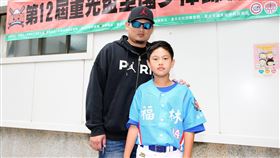 退役球星沈鈺傑之子沈立宸少棒出賽　表現獲肯定重光盃少棒錦標賽16強戰24日在青年公園棒球場舉行，職棒退役球員「螃蟹沈」沈鈺傑（左）之子「小螃蟹」沈立宸（右）代表北市福林國小出賽，儘管打擊沒有表現，仍獲總教練好評肯定。（台北市棒球協會提供）中央社記者謝靜雯傳真  109年11月24日