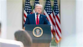 在美國總務署正式展開政權交接後，美國總統川普24日首度公開現身，他對政權交接隻字未談，但讚許美國道瓊指數創下歷史新高攀上3萬點。（圖取自facebook.com/WhiteHouse）