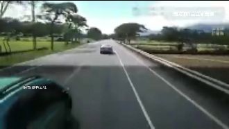 對向有車硬超車　貨車駕駛怒：要害誰