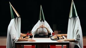 Baboo執導舞台劇人民之王將在台首演劇場導演Baboo在2019年受邀赴丹麥劇院執導的「人民之王」，12月將在台灣演出。Baboo表示，這次改編的台灣版本加入本地素材，包括香港反送中、反年改軍公教等政治與社會事件。（莎妹劇團提供）中央社記者趙靜瑜傳真　109年11月24日