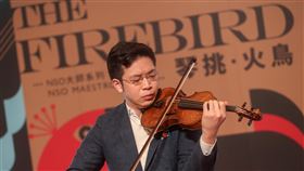 NSO音樂會　與黃俊文合奏經典（1）國家交響樂團（NSO）24日在國家音樂廳舉行記者會，為28日將登場的「琴挑．火鳥」音樂會宣傳暖場，本樂季駐團音樂家、旅美小提琴家黃俊文現場展露精湛琴藝。中央社記者裴禛攝　109年11月24日