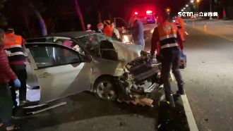 男載2少年自撞路樹　駕駛受困滿臉血