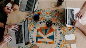 辦公室，公司，同事（圖／翻攝自unsplash）