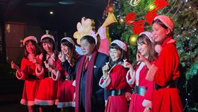徐旭東主持遠東集團耶誕點燈2020年遠東集團耶誕點燈儀式24日在遠企中心敦南廣場舉行，由遠東集團董事長徐旭東（中）主持。中央社記者吳家豪攝　109年11月24日