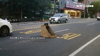 怪手「挖斗」翻落貨車　險砸路過騎士