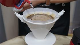 閩式建築燕尾結構  成手沖咖啡濾杯造型「109年金門縣文化創意產業發展計畫」成果展金門場24日開幕， 展現金門文化內涵及全新文創商品設計，其中，浯作公司利用閩式建築裡的燕尾造型結構，設計出咖啡濾杯。中央社記者黃慧敏攝  109年11月24日