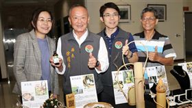 職人校園授藝　苗栗青年秀作品展成果苗栗縣政府為培育青年創業人才、輔導青年職涯適性發展，邀請職人、工藝家前進校園授藝、分享經驗，24日發表成果，展示苗栗青年文創及工藝品，縣長徐耀昌（左2）到場參觀。（苗栗縣政府提供）中央社記者管瑞平傳真　109年11月24日
