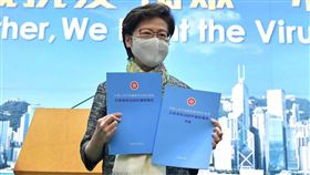 香港特首林鄭月娥展示施政報告。她表示，新一份施政報告繼續以天藍色為封面，寓意為香港帶來更多希望。（圖／翻攝自香港政府新聞網）
