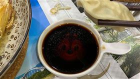 吃水餃驚見醬油浮出恐怖笑臉　他毛爆（圖／翻攝自爆廢1公社臉書）