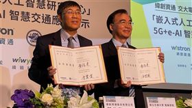 緯創攜交大  研究嵌入式人工智慧代工廠緯創技術長黃俊東（左）25日與交通大學電機學院院長唐震寰（右）簽約，宣布合作成立嵌入式人工智慧研究中心，將共同布局智慧交通、智慧製造與智慧醫療。中央社記者吳家豪攝  109年11月25日
