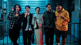 七月半樂團新歌《林森北路》邀請導演鄭有傑與演員田中千繪主演。（圖／七胖娛樂有限公司提供）