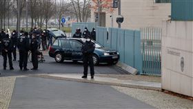 快訊／德國總理梅克爾辦公室大門　驚傳遭汽車衝撞，圖／路透社／達志影像