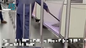 武漢肺炎,中國,上海,地鐵,消毒,拖把（圖／翻攝自燃新聞微博）