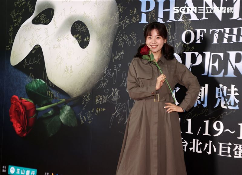 楊小黎觀看歌劇魅影。（記者邱榮吉/攝影）