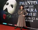 楊小黎觀看歌劇魅影。（記者邱榮吉/攝影）