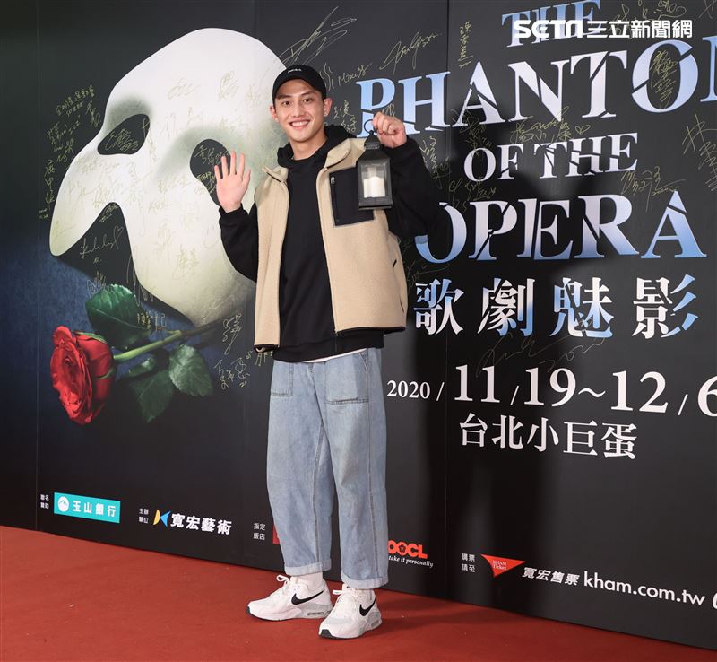 范少勳觀看歌劇魅影。（記者邱榮吉/攝影）