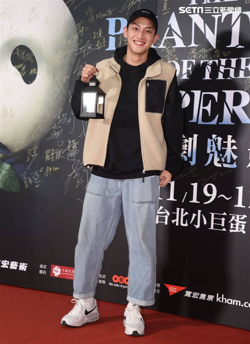 范少勳觀看歌劇魅影。（記者邱榮吉/攝影）