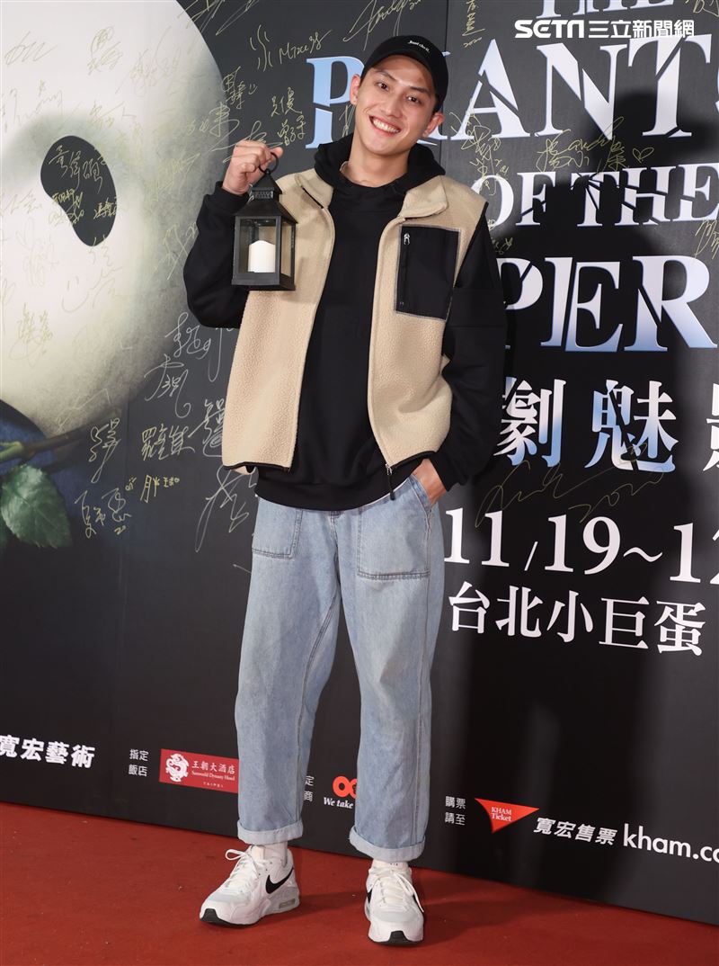 范少勳觀看歌劇魅影。（記者邱榮吉/攝影）