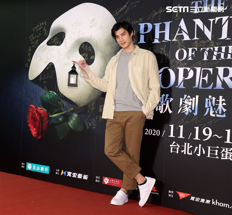 正宏觀看歌劇魅影。（記者邱榮吉/攝影）