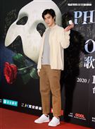 正宏觀看歌劇魅影。（記者邱榮吉/攝影）