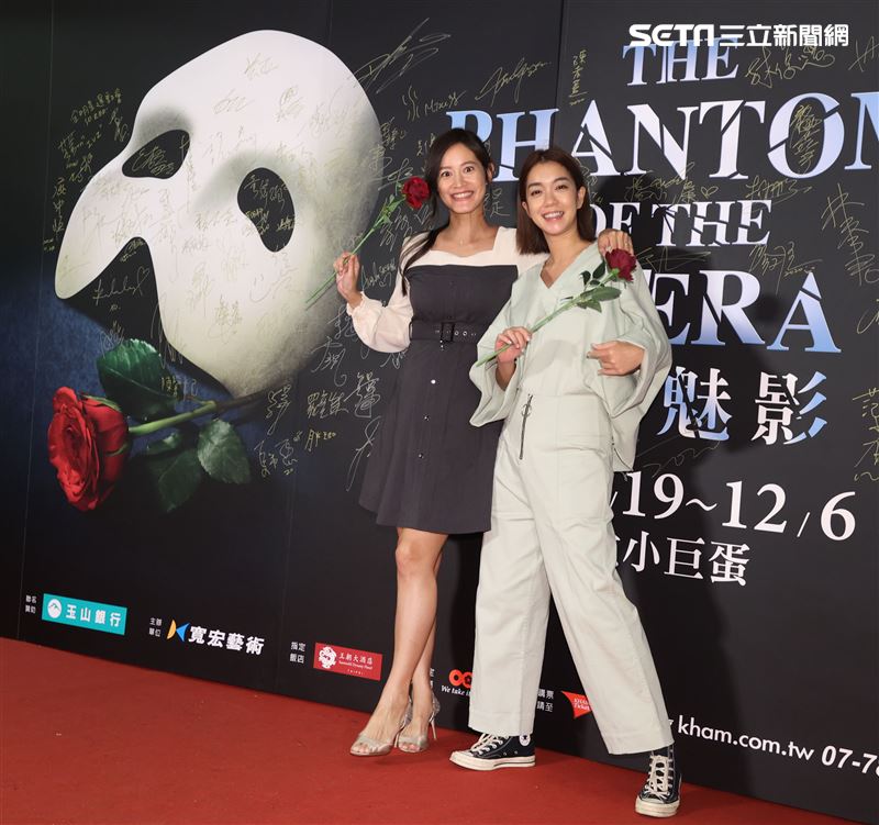 Janet、大霈觀看歌劇魅影。（記者邱榮吉/攝影）